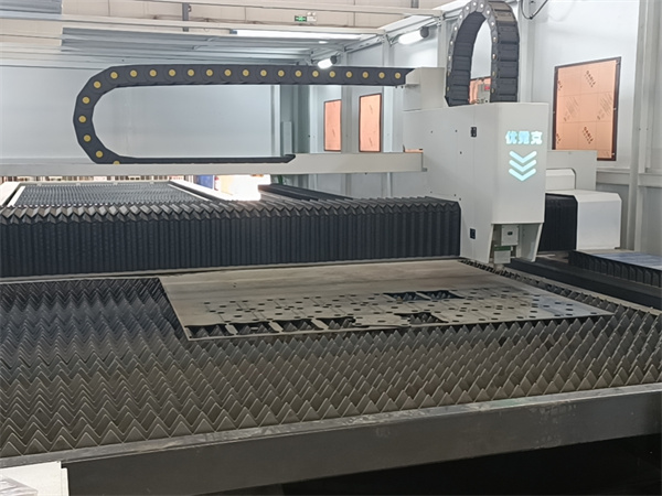 大包圍交換平臺(tái)激光切板機(jī)1